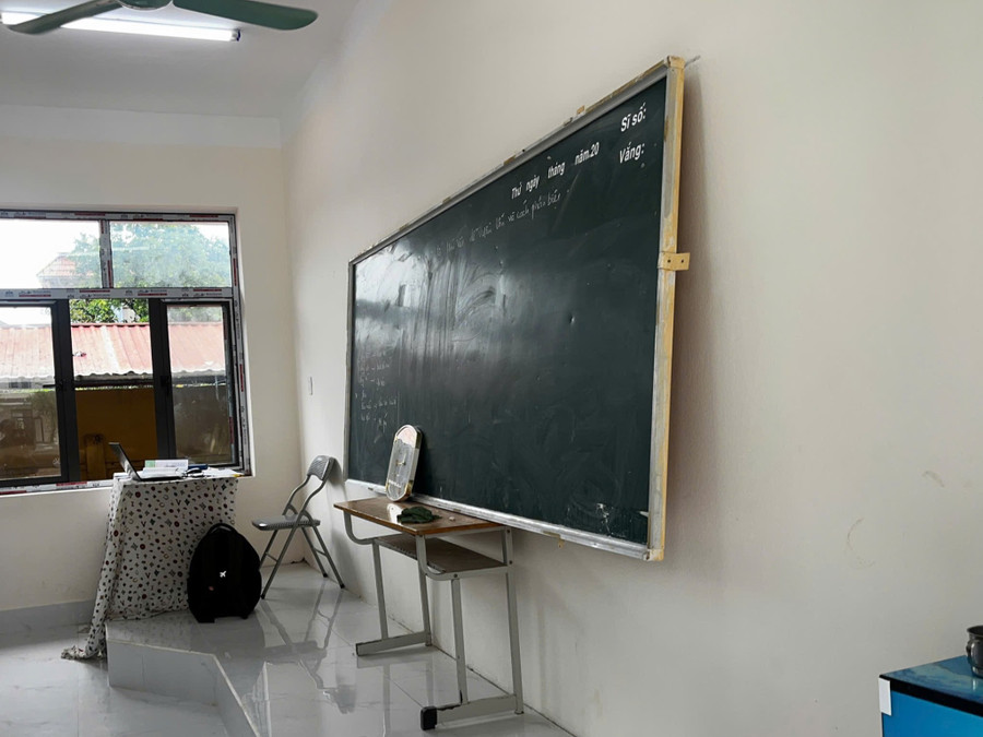 Bảng được kê tạm bợ. z7047958684520-4c80bb5a51634540ef67f989332f9861-7487.jpg