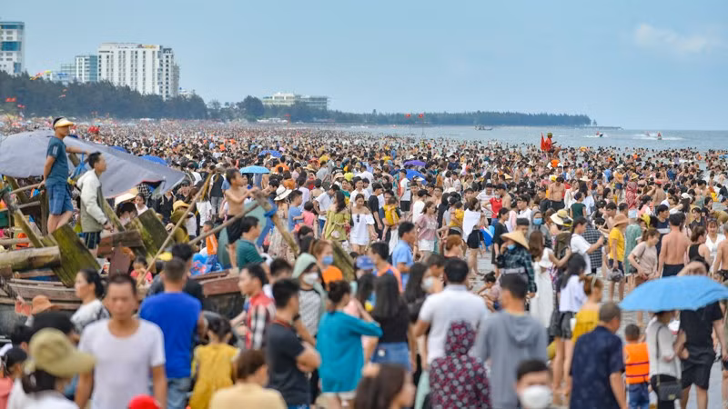 Những ngày nghỉ lễ, hàng nghìn du khách đổ về biển Sầm Sơn.