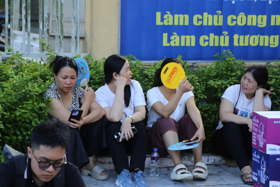 “Hôm nay tôi xin nghỉ làm cả ngày, ngày mai chồng tôi sẽ nghỉ để đưa đón con. Trước đó, tôi cũng chuẩn bị tinh thần rồi nhưng nhìn con ngày nào còn bé xíu, nay lại sắp bước vào đời nên lại thấy lo lắng, hồi hộp”, chị Nguyễn Thị Phương (TP Thanh Hoá) chia sẻ. 8aef91a4f27645281c67.jpg