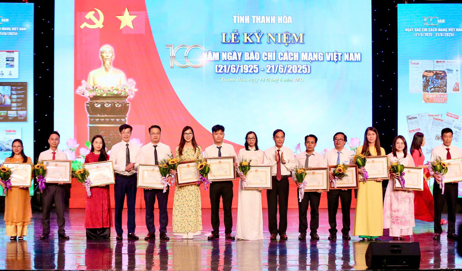 Các tác giả, nhóm tác giả đoạt giải C Giải Báo chí Trần Mai Ninh 2024. 44f52b049365243b7d74.jpg