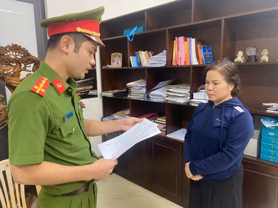 Cơ quan Cảnh sát điều tra Công an tỉnh tống đạt Quyết định khởi tố đối với Lê Thị Thanh Thuỷ về tội trốn thuế.