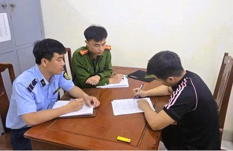 Cơ quan chức năng lập biên bản thanh niên thu tiền gửi xe của khách du lịch 200.000đ/lượt.