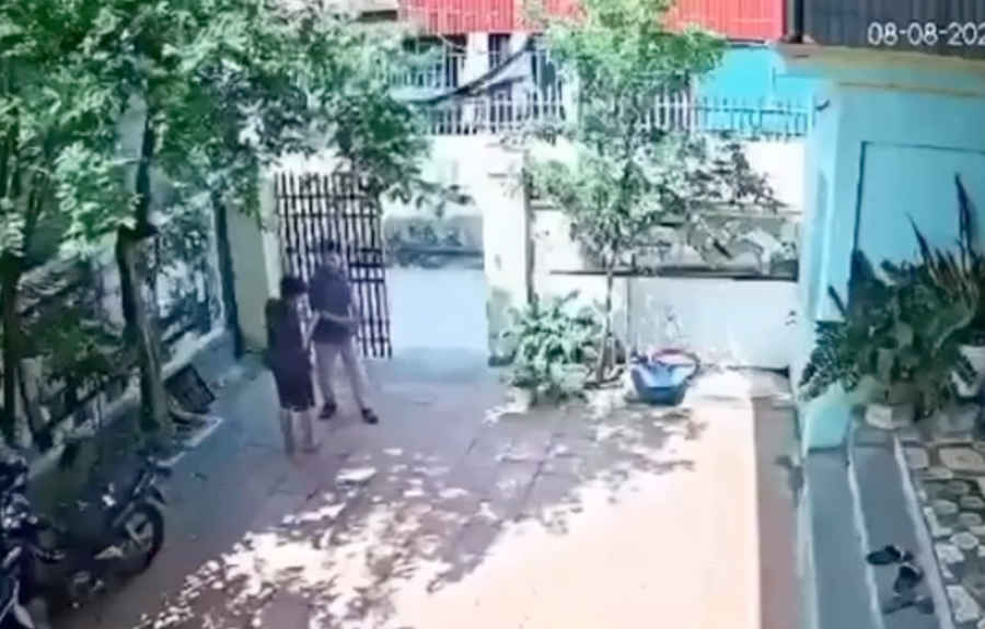 Hình ảnh được cho là thầy giáo đánh nam sinh lan truyền trên mạng xã hội (Ảnh: cắt từ clip).