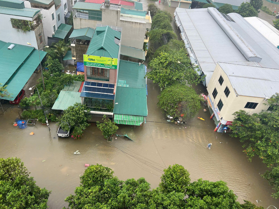 Mưa lớn khiến nhiều đường thuộc các phường Hạc Thành, Quảng Phú, Đông Sơn... ngập sâu.