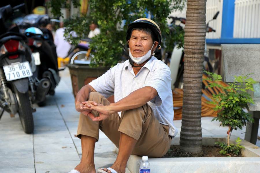 Một phụ huynh hồi hộp khi con đang làm bài trong phòng thi. f13c4273c0a077fe2eb1.jpg