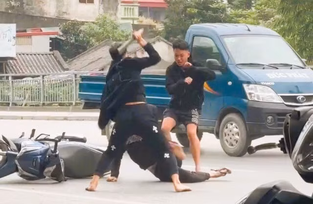 Nam thanh niên manh động chém người giữa phố. (Ảnh cắt từ clip)