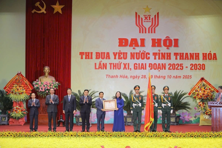 Thừa ủy quyền của Chủ tịch nước, Phó Chủ tịch nước Võ Thị Ánh Xuân đã trao Huân chương Lao động hạng Ba cho Đảng bộ, chính quyền và Nhân dân tỉnh Thanh Hóa z7167039370213-8ce26faa3c5a6eb3d05dc4f224babdc4.jpg