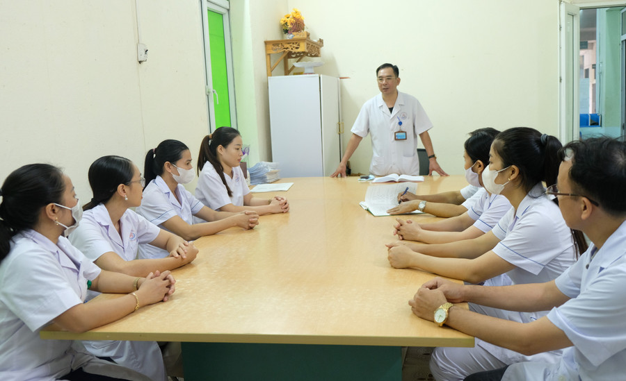 Ông Trần Văn Minh, Giám đốc Bệnh viện Đa khoa Nga Sơn cho biết, bệnh viện đã triển khai phương án 4 tại chỗ, trực 4 cấp lãnh đạo 24/24; có 5 đội cấp cứu ngoại viện và 3 xe cấp cứu sẵn sàng lên đường khi có nạn nhân. DSCF2312.JPG