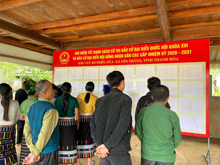 Cử tri bản Vần Trong, xã Yên Thắng (Thanh Hóa) có mặt tại nhà văn hoá bản để nắm bắt thông tin.