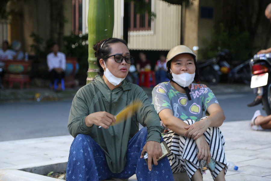 Nhiều bậc cha mẹ tỏ ra "nóng ruột" bởi đây không chỉ là chuyện của con mà là “kỳ thi” của cả gia đình. 6d4dc4ca7919ce479708.jpg