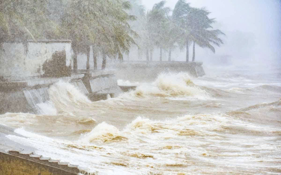Mưa kèm gió mạnh tại vùng biển Hải Tiến, Thanh Hoá. 74d341f9f7af7ef127be.jpg