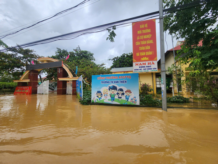 Nhiều trường bị nước ngập sâu. z7065762983407-13a383a2060f6f8a249871b67d076034.jpg
