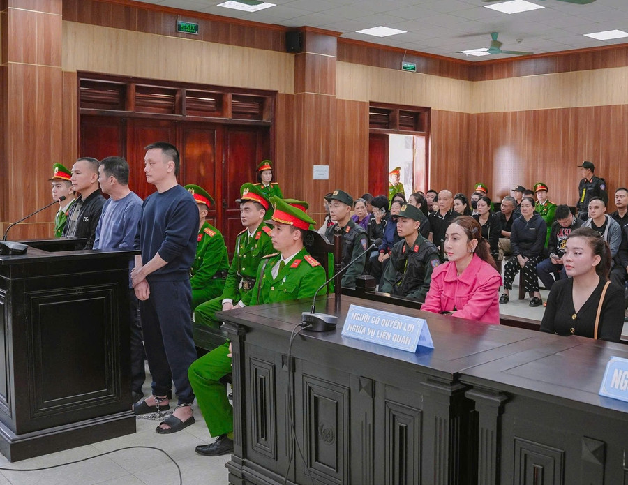 Vi "ngộ" và các bị cáo hầu toà.