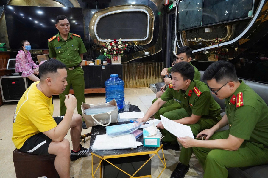 Chủ cơ sở Hoàng Trung Phong (áo phông vàng) làm việc với tổ công tác. 2-32.jpg