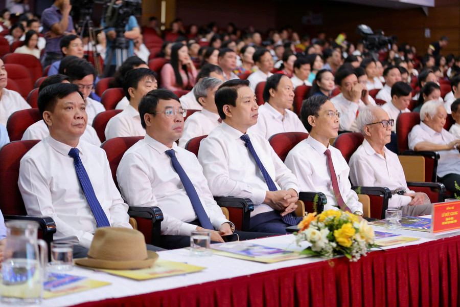 Các đại biểu dự hội nghị. 37dfa73d1f5ca802f14d.jpg