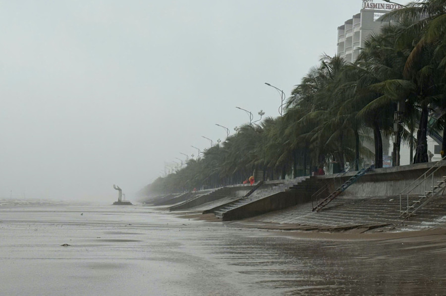 Nhiều nơi ven biển ở Thanh Hoá mưa to kèm gió mạnh.