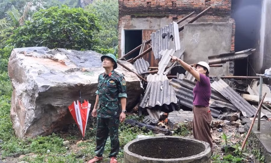 Tảng đá sạt xuống nhà chị Th. đè bẹp gian bếp.