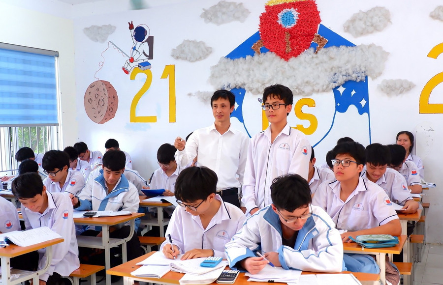 Thầy Nguyễn Bá Tư truyền cảm hứng cho nhiều thế hệ học trò, mang lại nhiều thành tích đáng tự hào.