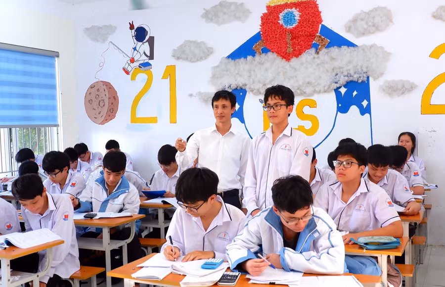 Thầy Nguyễn Bá Tư truyền cảm hứng cho nhiều thế hệ học trò, mang lại nhiều thành tích đáng tự hào.