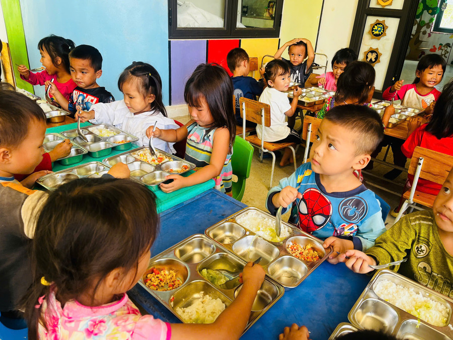 Tổ chức bán trú cho trẻ ở vùng cao góp phần duy trì sĩ số lớp.