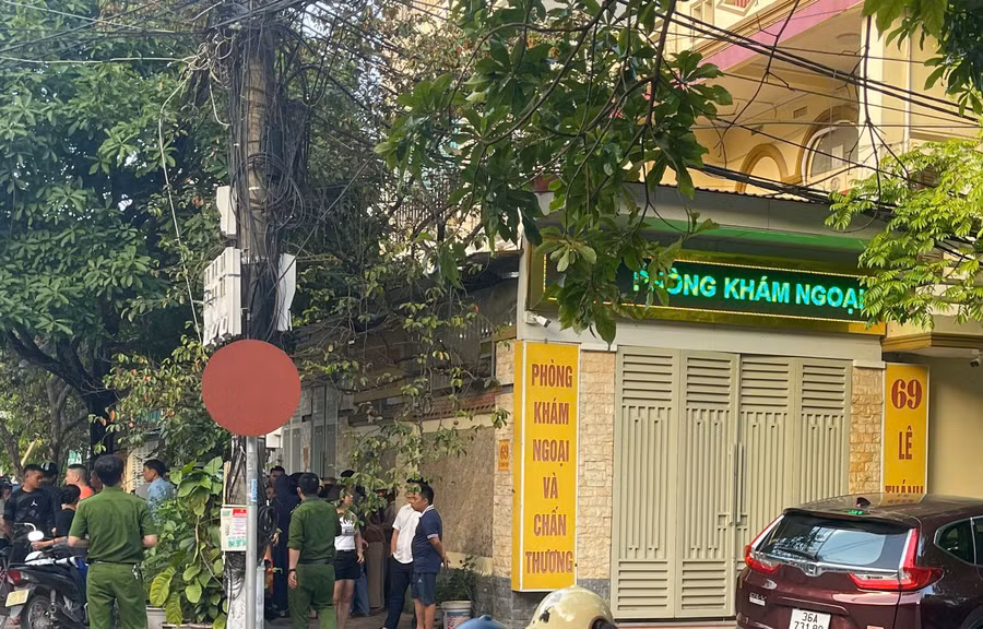 Công an Thanh Hóa có mặt ở phòng khám để điều tra nguyên nhân vụ bệnh nhân chết bất thường.