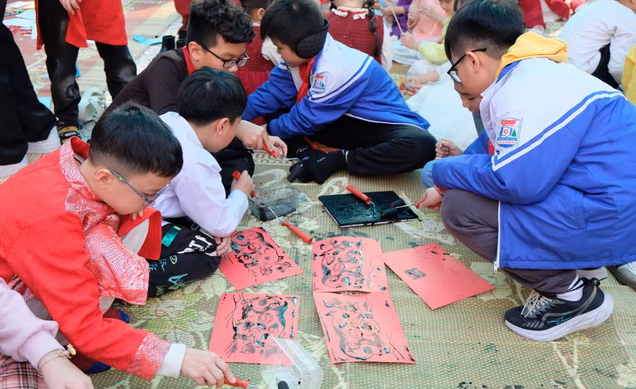 Học sinh thích thú với trải nghiệm vẽ tranh Đông Hồ.