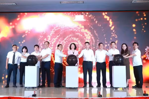 Đại biểu thực hiện nghi thức ra mắt mô hình thí điểm Nhà văn hóa - Khu thể thao tại xã Phú Xuyên.