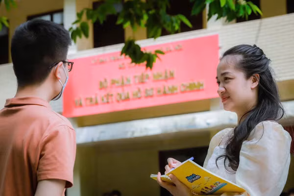 Nhà báo Nguyễn Thị Hồng Giang trong quá trình tác nghiệp.