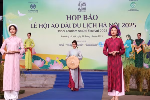 Trình diễn áo dài tại buổi họp báo.