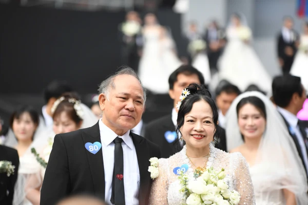 Cặp cô dâu chú rể trong Lễ cưới tập thể gồm 80 cặp đôi “Yêu là hạnh phúc”.