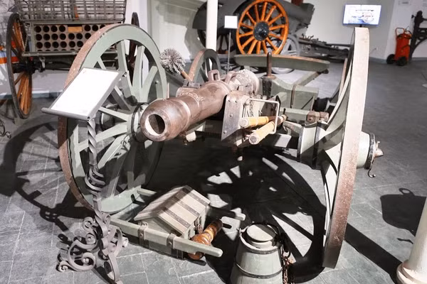 Pháo Cannon de 4 Gribeauval trong bảo tàng pháo quan trọng của pháo binh Pháp.