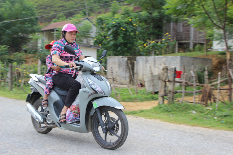 Hân hoan đến trường cùng trẻ em người Chứt tại bản Rào Tre