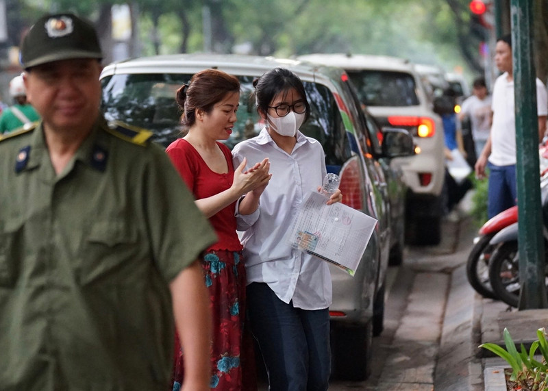 Thí sinh Hà Nội hào hứng bước vào kỳ thi tuyển sinh lớp 10