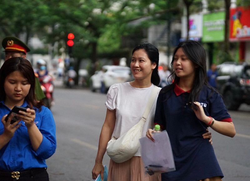 Thí sinh Hà Nội hào hứng bước vào kỳ thi tuyển sinh lớp 10