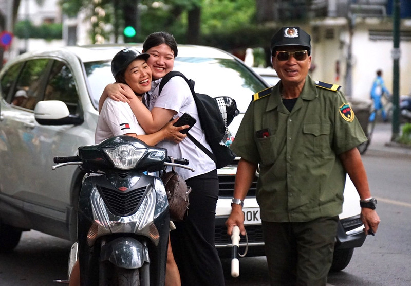 Thí sinh Hà Nội hào hứng bước vào kỳ thi tuyển sinh lớp 10