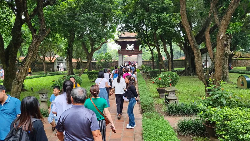 Hà Nội: Văn Miếu tấp nập thí sinh dâng lễ cầu may trước kỳ tuyển sinh lớp 10