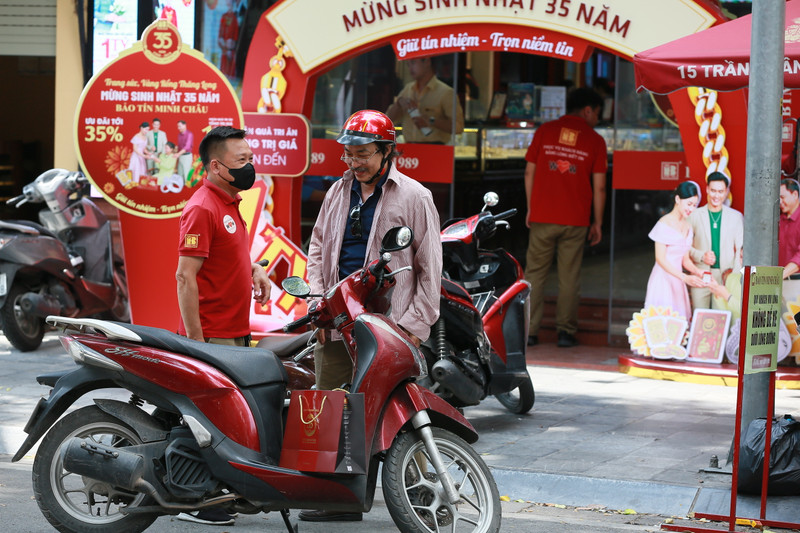 Hà Nội: Ngân hàng bán vàng bình ổn giá, 'phố vàng'… vắng hoe