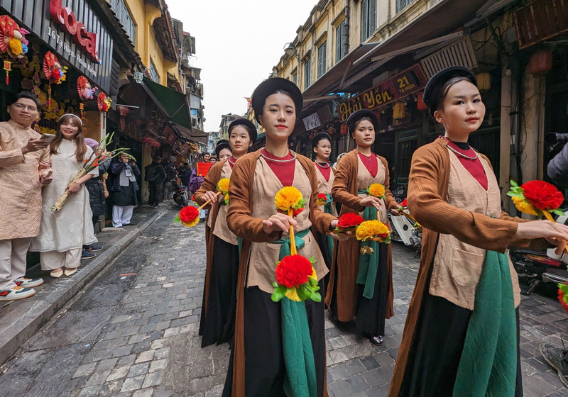 Tết về sớm trên phố cổ Hà Nội