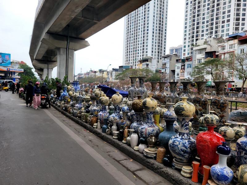 Chợ đào quất ế ẩm ngày cận Tết, tiểu thương ngán ngẩm bán đồng giá