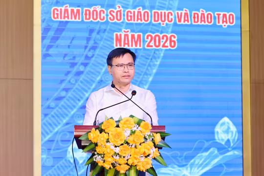 ông Trần Thanh Đạm - Cục trưởng Vụ Giáo dục nghề nghiệp - Giáo dục thường xuyên báo cáo tại hội nghị.