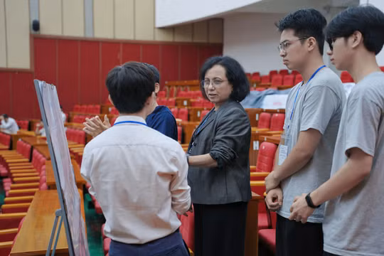 TS. Debabani Choudhury trao đổi trực tiếp với sinh viên.