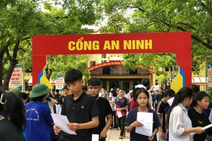 Thí sinh làm thủ tục đăng ký dự thi.