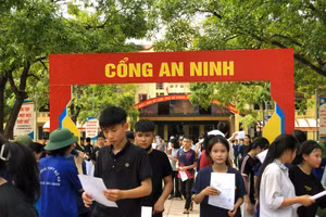 Thí sinh làm thủ tục đăng ký dự thi.