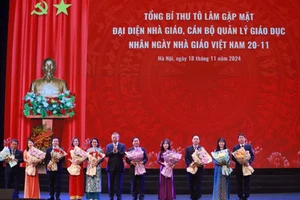 Tổng Bí thư Tô Lâm tặng hoa đại diện các nhà giáo nhân ngày Nhà giáo Việt Nam.