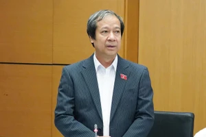 Bộ trưởng Nguyễn Kim Sơn trao đổi tại họp tổ - chiều 22/10.