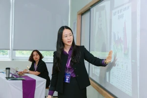 Cô Trần Phương Thanh, giáo viên Ngữ văn, Trường THPT Olympia (Hà Nội) chia sẻ tại mini workshop "viết sâu".