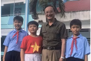 Ông Đặng Tự Ân - Giám đốc Quỹ hỗ trợ đổi mới giáo dục phổ thông Việt Nam (VIGE) cùng học sinh tỉnh Vĩnh Long.