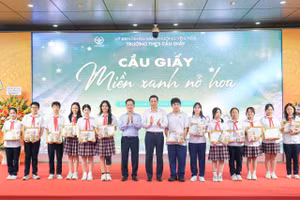 Lãnh đạo phường Yên Hòa trao khen thưởng cho học sinh.