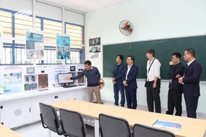 Các đơn vị bàn giao và vận hành thiết bị tại Phòng Tự động hóa và Truyền động nâng cao cho Trường Đại học Sư phạm Kỹ thuật - Đại học Đà Nẵng.