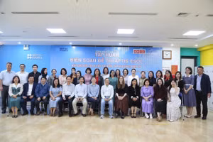 Chuyên gia đến từ Hội đồng Anh (UK) tập huấn cho giảng viên.